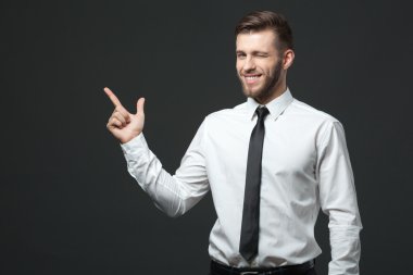 Yakışıklı genç işadamı copyspa sunulması kadar kolunu tutan