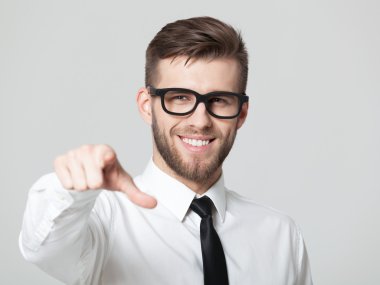 Sen gri bac izole gösteren genç yakışıklı işadamı