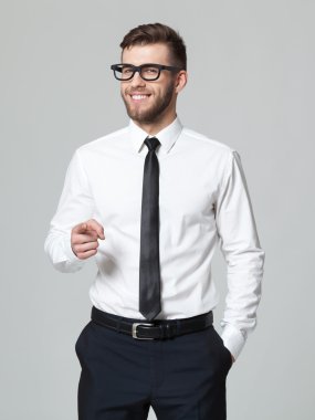 Sen gri bac izole gösteren genç yakışıklı işadamı