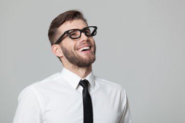 Pozitifliği ile gülümseyen yakışıklı genç işadamı Portait.