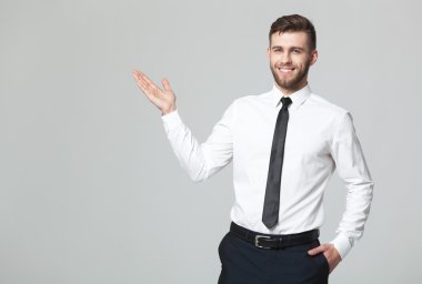 Yakışıklı genç işadamı copyspa sunulması kadar kolunu tutan