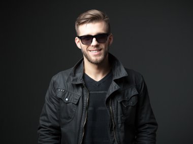 Rahat kıyafet içinde harika görünümlü yakışıklı genç adam portresi.