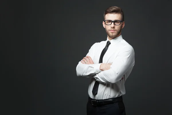 Studio shot de jeune homme d'affaires beau sur fond gris foncé — Photo