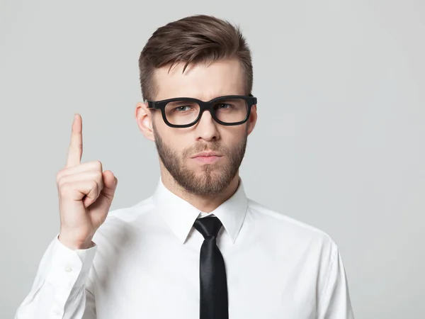 Hombre de negocios guapo mostrando su dedo índice hacia arriba . — Foto de Stock