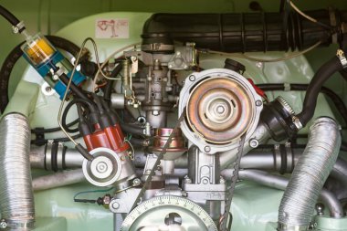 Eski benzinli motor.