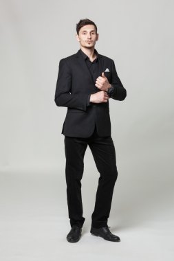 Stüdyo zarif yakışıklı genç siyah giysili portresi 