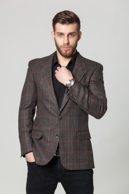 Stüdyo portre yakışıklı zarif gencin kahverengi ceket po