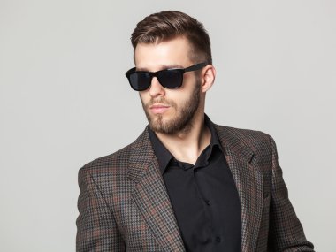 Stüdyo portre yakışıklı zarif gencin kahverengi ceket po