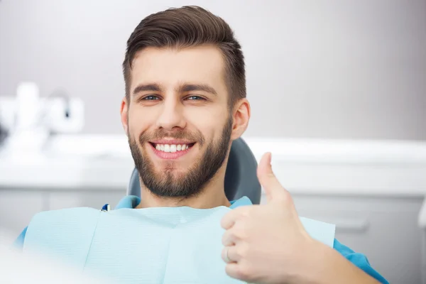 Retrato de paciente feliz na cadeira dentária . — Fotografia de Stock