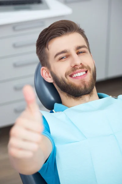 Retrato de paciente feliz na cadeira dentária . — Fotografia de Stock