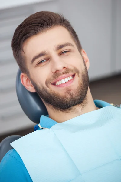 Πορτρέτο του ασθενή ευτυχισμένη στην οδοντιατρική καρέκλα. — Φωτογραφία Αρχείου