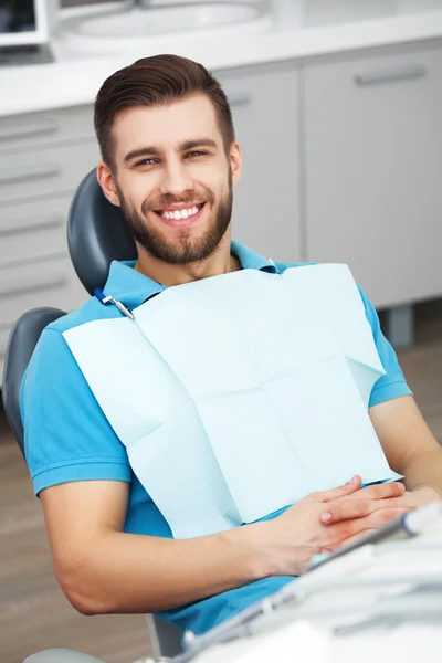 Retrato de paciente feliz na cadeira dentária . — Fotografia de Stock