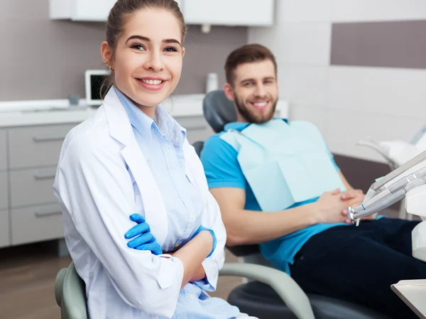 Retrato de uma dentista feminina e jovem paciente feliz do sexo masculino . — Fotografia de Stock