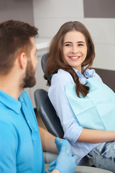 Portret van een mannelijke tandarts en jonge gelukkig vrouwelijke patiënt. — Stockfoto