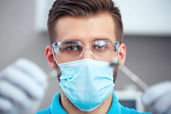 Dentista está pronto para iniciar check-up dentário . — Fotografia de Stock