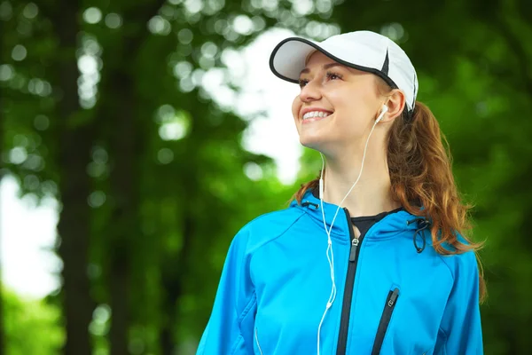 Vrolijke jonge vrouw klaar om te beginnen haar ochtend training. — Stockfoto