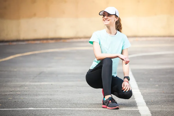 Retrato de jovem alegre pronto para começar a correr sessão . — Fotografia de Stock