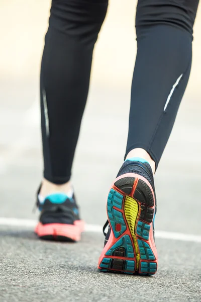 Primer plano de zapatillas de running en carretera . — Foto de Stock