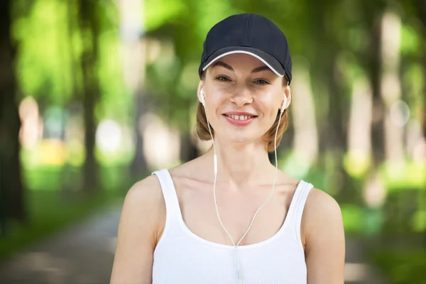 Portrait de femme de fitness heureuse prête à commencer l'entraînement . — Photo