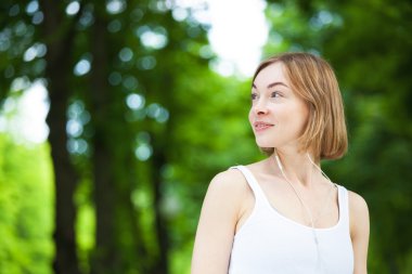 Mutlu fitness egzersiz başlamak için hazır kadın portresi.