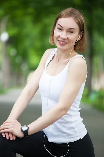 Портрет счастливой фитнесс-женщины, готовой начать тренировку . — стоковое фото