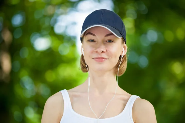 Portret kobiety szczęśliwy fitness gotowy do rozpoczęcia treningu. — Zdjęcie stockowe