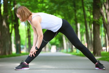 Parkta gerinen genç bir kadın..