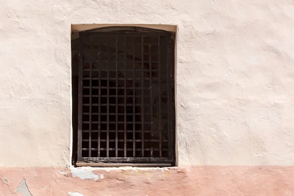 Okno s mřížkou ve staré zdi. — Stock fotografie