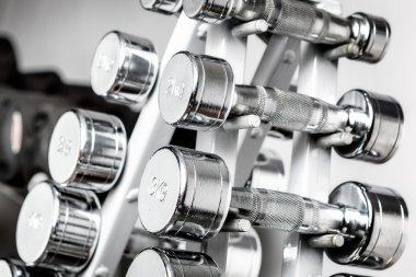 metal dumbbells ile kabin.