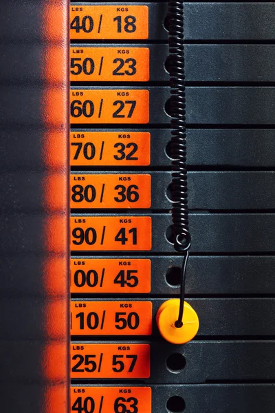 Close-up van gewicht stack met oranje pin. — Stockfoto