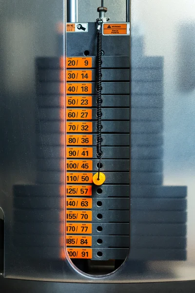 Primer plano de la pila de peso con pin naranja . — Foto de Stock