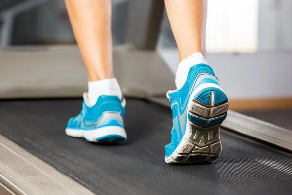 Woman running on treadmill in gym. — Stock Photo, Image
