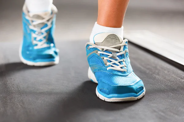 Woman running on treadmill in gym. — Stock Photo, Image