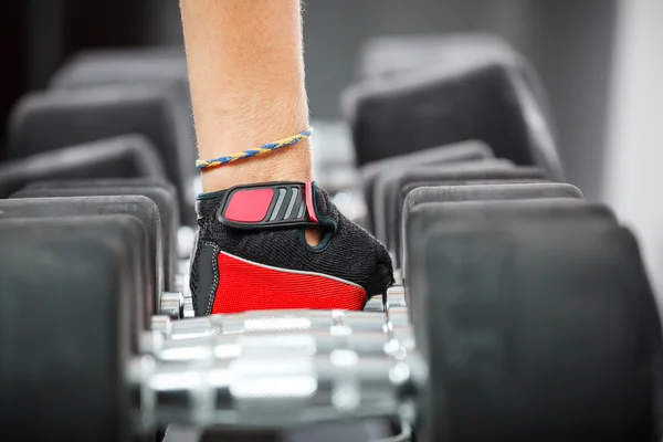 Un rack avec haltères en métal dans la salle de gym . — Photo