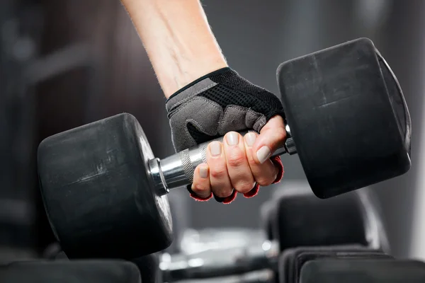 Ein Gestell mit Metallhanteln in der Turnhalle. — Stockfoto