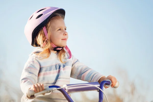 Petit enfant drôle vélo d'équitation avec roues d'entraînement . — Photo