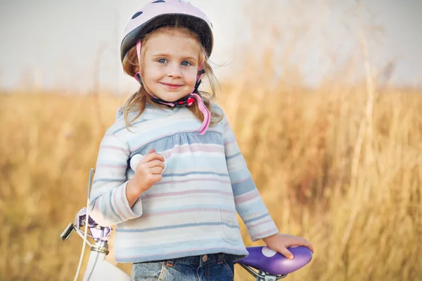 Liten rolig grabb med cykel poserar. — Stockfoto