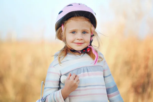 Piccolo divertente bambino con bici in posa . — Foto Stock