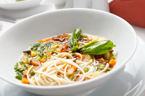 パスタや野菜と鶏スープ. — ストック写真
