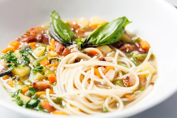 Kippesoep met pasta en groenten. — Stockfoto