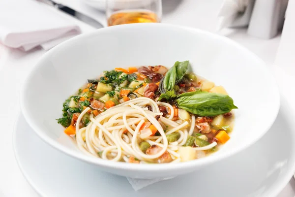 Sopa de frango com macarrão e legumes . — Fotografia de Stock