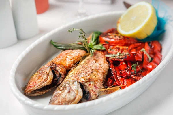 Gebratener Fisch mit Paprika und Zitrone. — Stockfoto