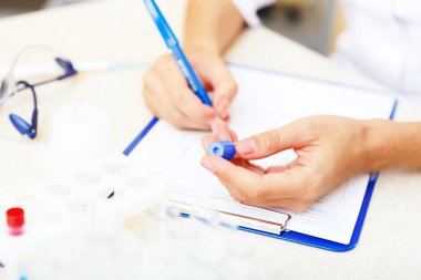 Bilim adamı örneklerle çalışıyor.