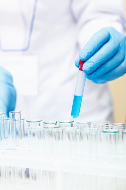 Bilim adamı örneklerle çalışıyor.