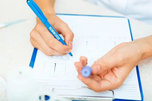 Scientist working with samples — Stock Photo, Image