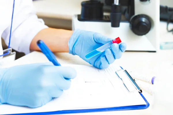 Científico trabajando con muestras — Foto de Stock