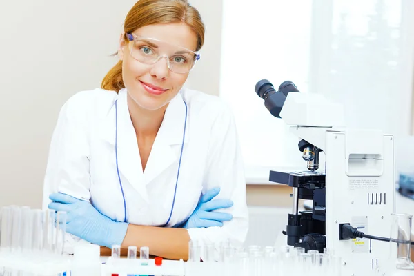 Retrato de una hermosa joven en un laboratorio . —  Fotos de Stock