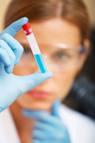 Jovem cientista trabalhando com amostras em laboratório . — Fotografia de Stock