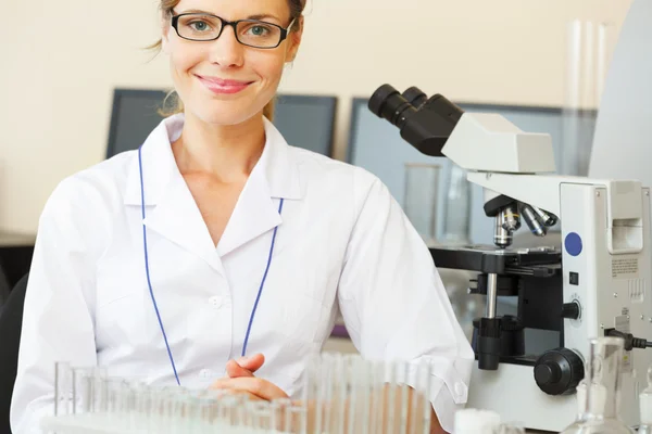 Ritratto di bella giovane donna in laboratorio . — Foto Stock