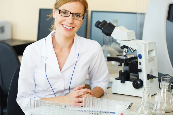 Portret pięknej młodej kobiety w laboratorium. — Zdjęcie stockowe